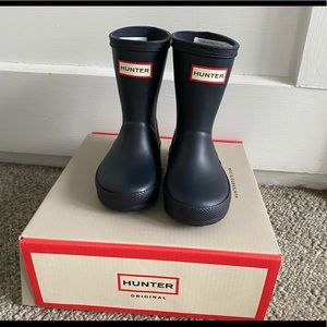 Toddler size 5 (UK) / 6 (US) hunter rain boots in navy.